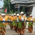 Drumband Emak-Emak Aisyiyah Jaya Pertiwi Memukau Ribuan Penonton Karnaval Dadapan
