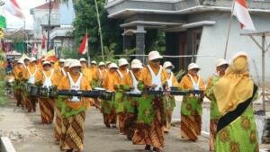 Drumband Emak-Emak Aisyiyah Jaya Pertiwi Memukau Ribuan Penonton Karnaval Dadapan