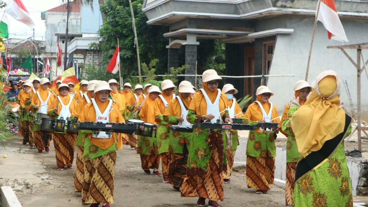 Drumband Emak-Emak Aisyiyah Jaya Pertiwi Memukau Ribuan Penonton Karnaval Dadapan