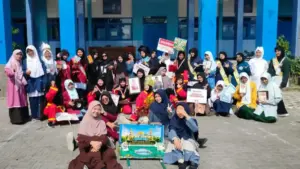 Karnaval HUT ke-81 RI, 9G SMPM 12 Paciran Tampilkan Keluarga Besar Al-Ishlah