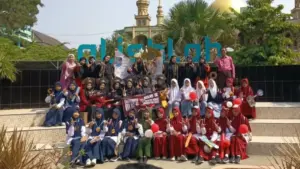 Kelas 9L SMPM 12 Paciran Tampilkan Semangat Santri Hebat di Karnaval HUT ke-81 RI