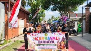 Kenalkan Ragam Pakaian Adat, TK Dinar Ikuti Kirab Budaya Desa Benculuk