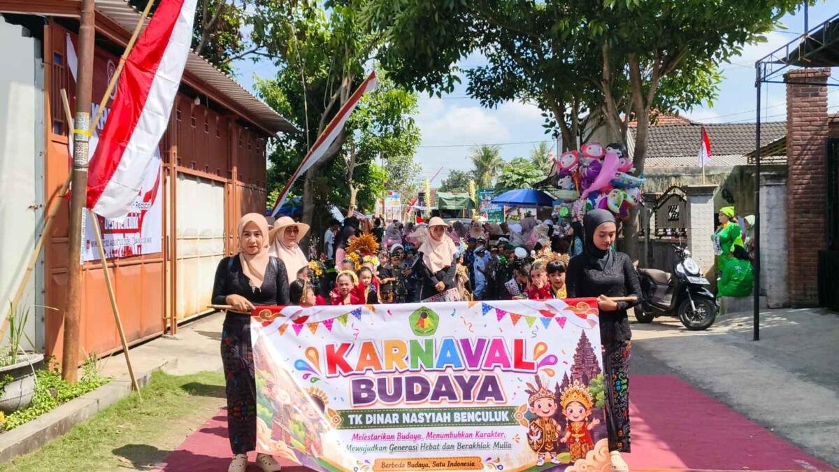 Kenalkan Ragam Pakaian Adat, TK Dinar Ikuti Kirab Budaya Desa Benculuk