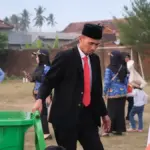 Kepala SMK Muhammadiyah 8 Siliragung Ikut Angkut Sampah Usai Upacara