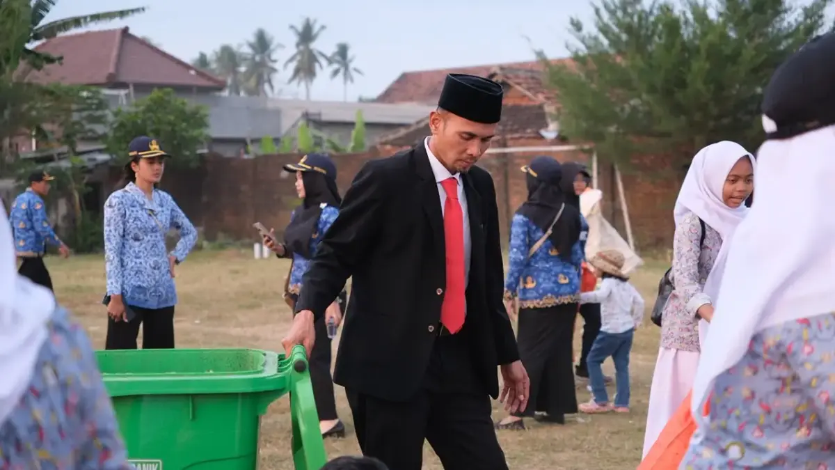 Kepala SMK Muhammadiyah 8 Siliragung Ikut Angkut Sampah Usai Upacara