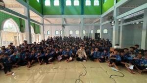 Kesantunan Berbahasa Dibahas Mahasiswa KKN MAs di Kasembon Malang
