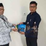 KH Mulyono AR Perkaya Literasi Islam ITBADLA melalui Hibah Buku Materi Islam 5 Jilid