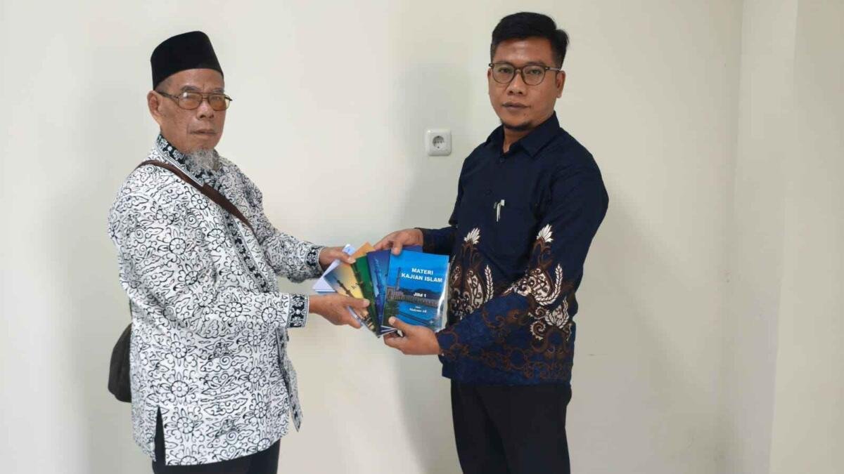 KH Mulyono AR Perkaya Literasi Islam ITBADLA melalui Hibah Buku Materi Islam 5 Jilid