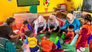 KKN 12 UMG Serahkan Media Pembelajaran untuk SPS Desa Brayu Blandong