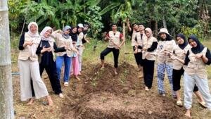 KKN 34 Umsida Bagikan 100 Bibit Cabai, Dorong Ketahanan Pangan Warga Dusun Wonomerto