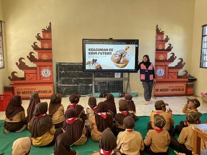 KKN MAs Kelompok 101 Kenalkan Olahan Susu Sapi melalui Es Krim Putar kepada Siswa SD Wiyurejo 1