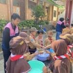 KKN MAs Kelompok 101 Kenalkan Olahan Susu Sapi melalui Es Krim Putar kepada Siswa SD Wiyurejo 1