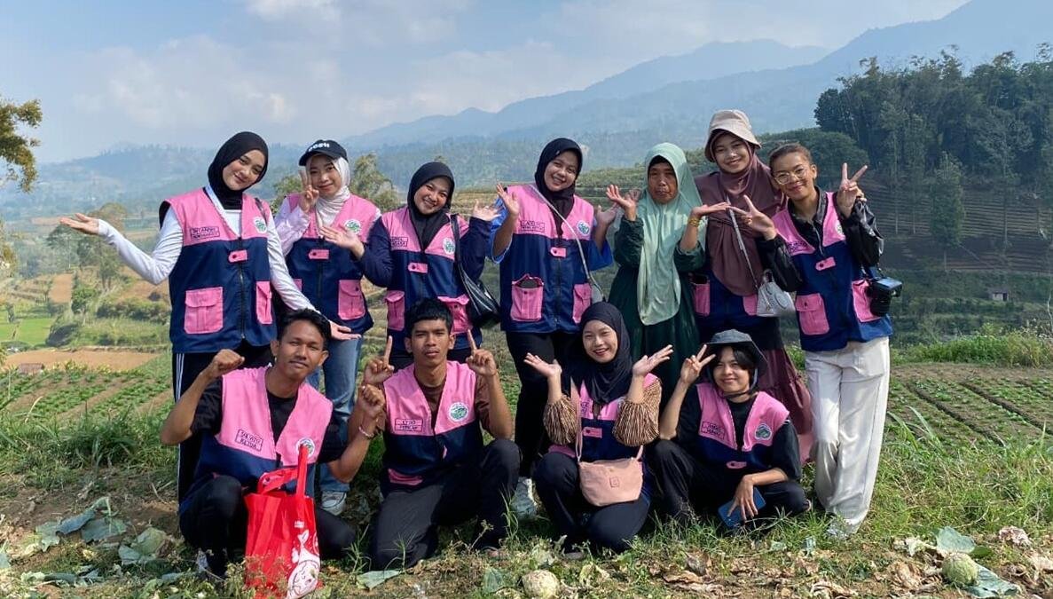 KKN MAs Kelompok 101 Panen Pakcoy dan Seledri di Dusun Bagean
