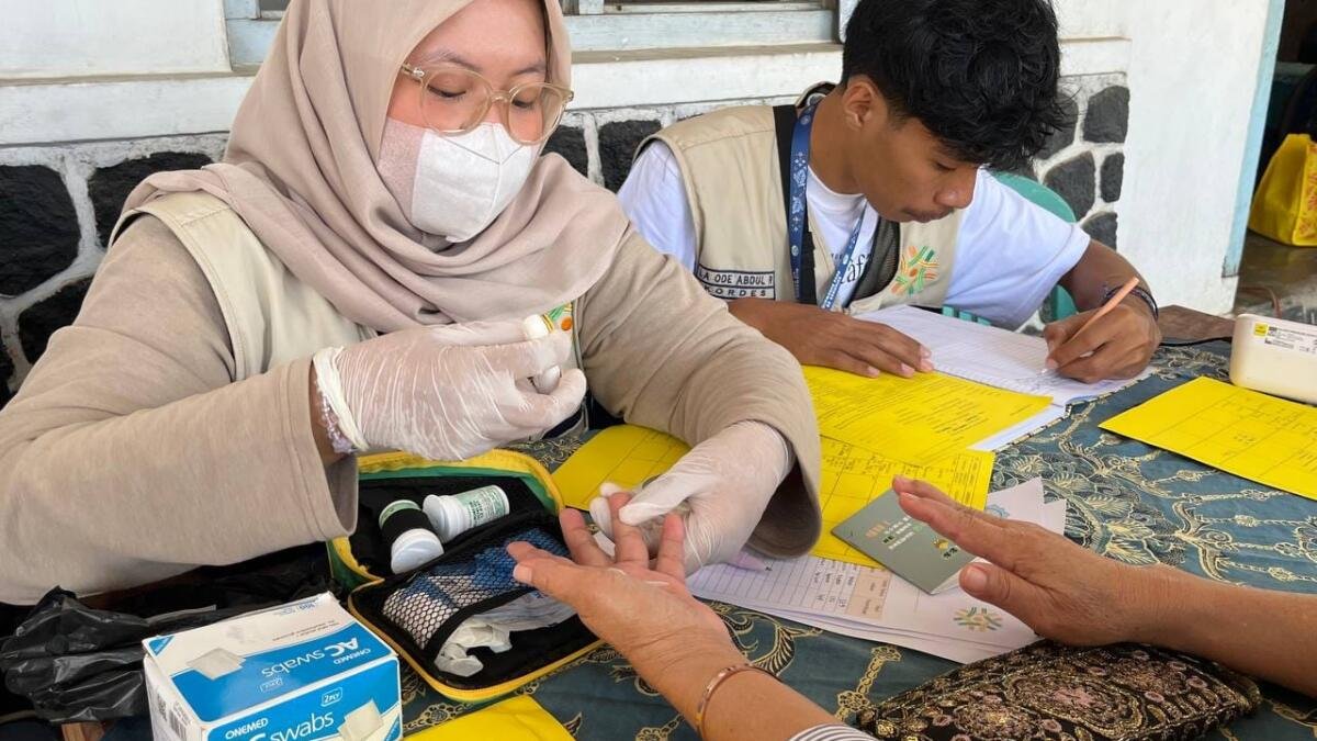 KKN MAs Kelompok 59 Gelar Pemeriksaan Gula Darah bagi Lansia di Posyandu Karang Juwet 2