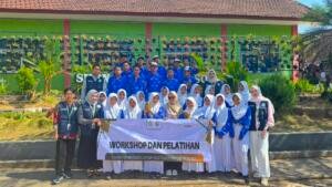 KKN MAs Kelompok 94 Ajarkan Siswa SMPN 5 Karangploso Olah Kulit Nanas Jadi Minuman Probiotik
