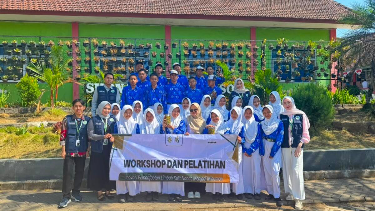 KKN MAs Kelompok 94 Ajarkan Siswa SMPN 5 Karangploso Olah Kulit Nanas Jadi Minuman Probiotik