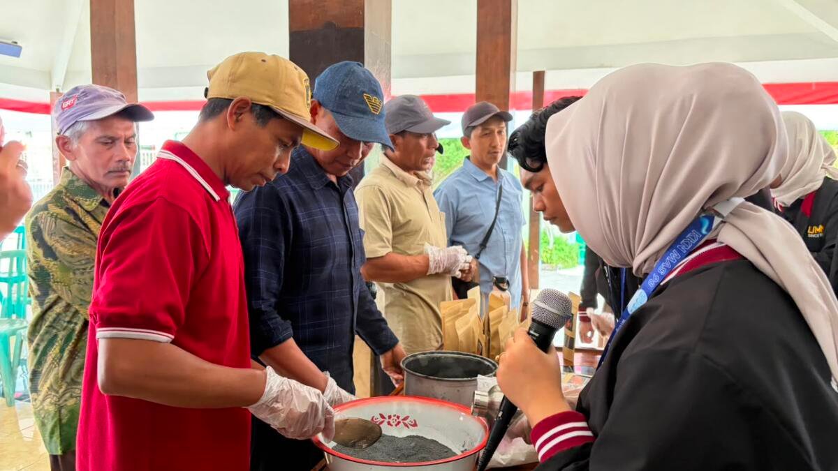 KKN MAS Kelompok 98 Dorong Inovasi Pertanian Wringinsongo melalui Alat Penabur Pupuk dan Briket Bonggol Jagung
