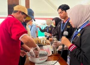 KKN MAs Kelompok 98 Kenalkan Alat Penabur Pupuk dan Briket Bonggol Jagung