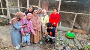 KKN MAs Malang 106 Pasang Biopori, Ajak Warga Kasembon Kelola Air dan Sampah Organik