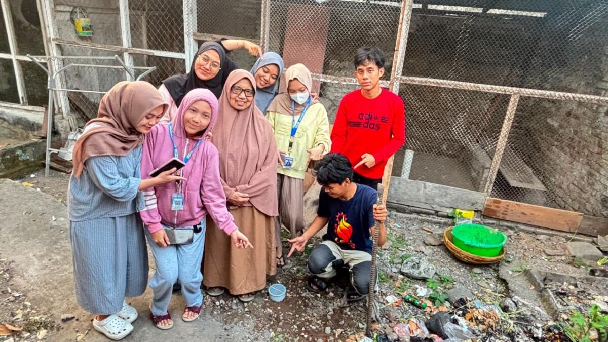 KKN MAs Malang 106 Pasang Biopori, Ajak Warga Kasembon Kelola Air dan Sampah Organik
