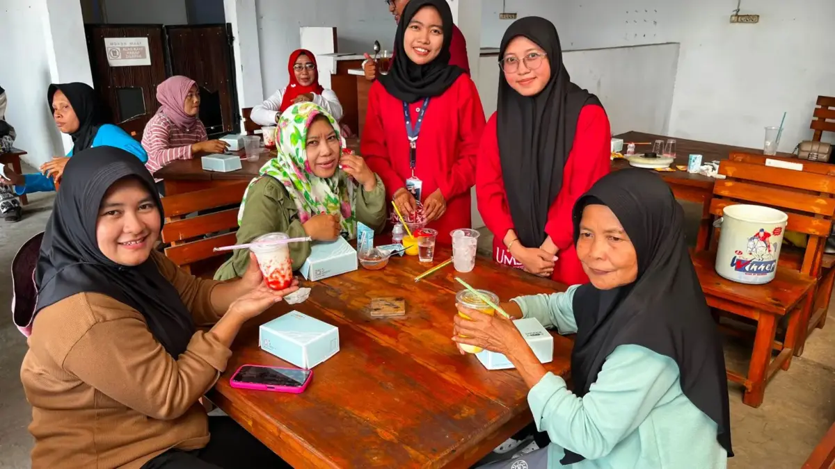 KKN P 49 Umsida Beri Ide Jualan untuk Hidupkan Pujasera Pohjejer