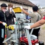 KKN Pencerahan 22 Umsida Latih Peternak Desa Gendro Membuat Pelet Pakan dari Bahan Lokal
