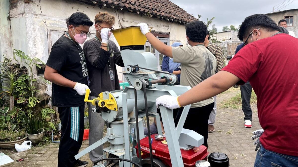 KKN Pencerahan 22 Umsida Latih Peternak Desa Gendro Membuat Pelet Pakan dari Bahan Lokal