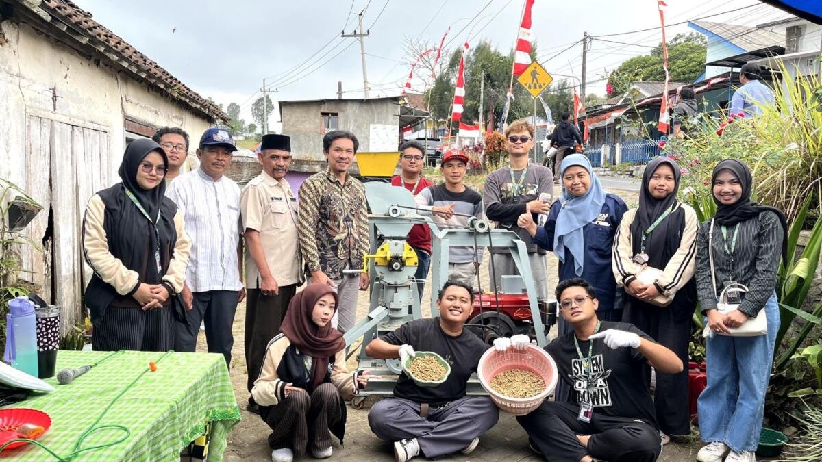KKN Pencerahan 22 Umsida Latih Peternak Desa Gendro Membuat Pelet Pakan dari Bahan Lokal