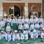 KKN STAIM Paciran Dorong Keberanian Siswa Tamanprijek Berbicara di Depan Umum
