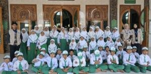 KKN STAIM Paciran Dorong Keberanian Siswa Tamanprijek Berbicara di Depan Umum