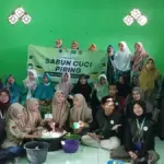 KKN STIT Muhammadiyah Bojonegoro Latih Ibu Muslimat Buat Sabun Cuci Piring