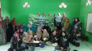 KKN STIT Muhammadiyah Bojonegoro Latih Ibu Muslimat Buat Sabun Cuci Piring