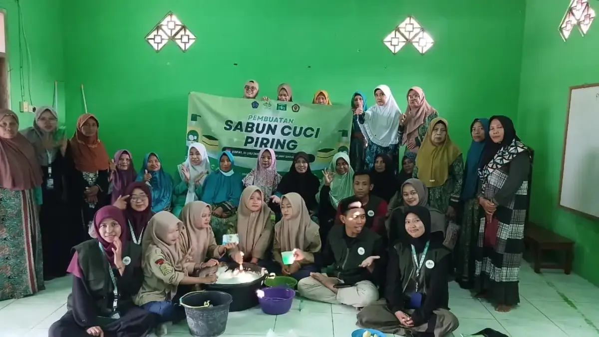 KKN STIT Muhammadiyah Bojonegoro Latih Ibu Muslimat Buat Sabun Cuci Piring