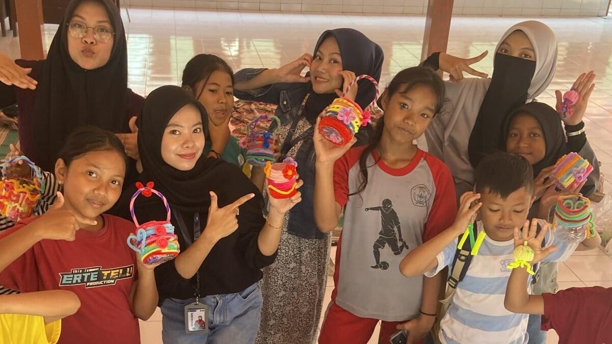 KKN T Umsida Ajak Anak Kedungsugo Sulap Botol Bekas Jadi Tempat Pensil