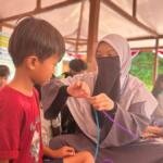 KKN T Umsida Ajak Anak Kedungsugo Sulap Botol Bekas Jadi Tempat Pensil