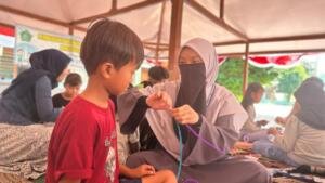 KKN T Umsida Ajak Anak Kedungsugo Sulap Botol Bekas Jadi Tempat Pensil