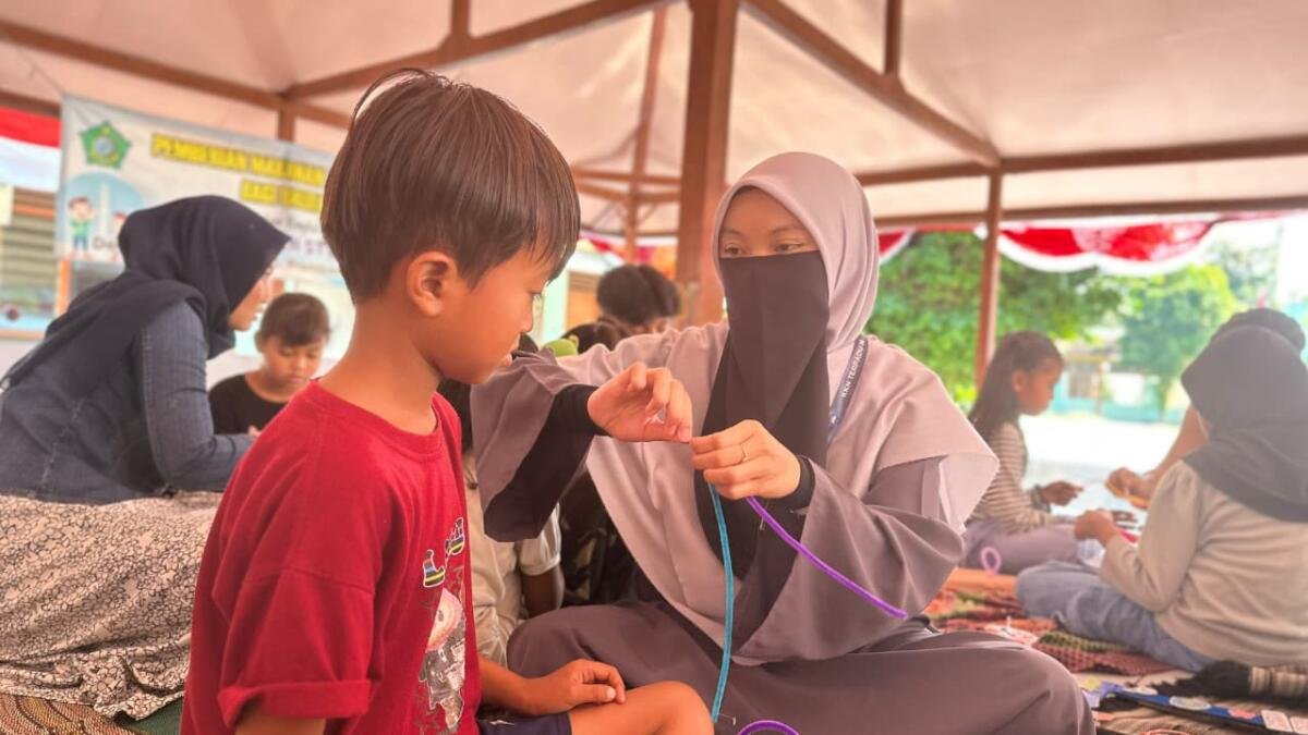 KKN T Umsida Ajak Anak Kedungsugo Sulap Botol Bekas Jadi Tempat Pensil