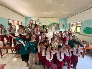 KKN UMG Ajak Siswa SDN Gunungsari Biasakan Catat dan Tabung Sejak Dini
