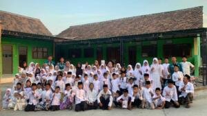 KKN UMG Kelompok 17 Sosialisasikan Buku Prestasi Santri di Tiga TPQ Mojokerto