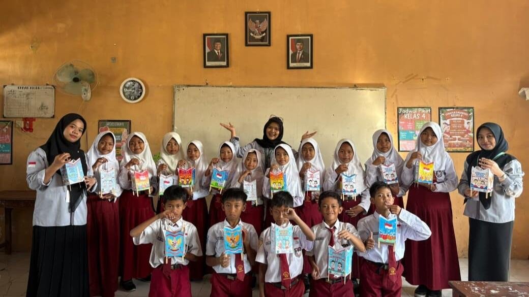 KKN UMG Kenalkan Damar Kurung kepada Siswa SDN Banyulegi Mojokerto