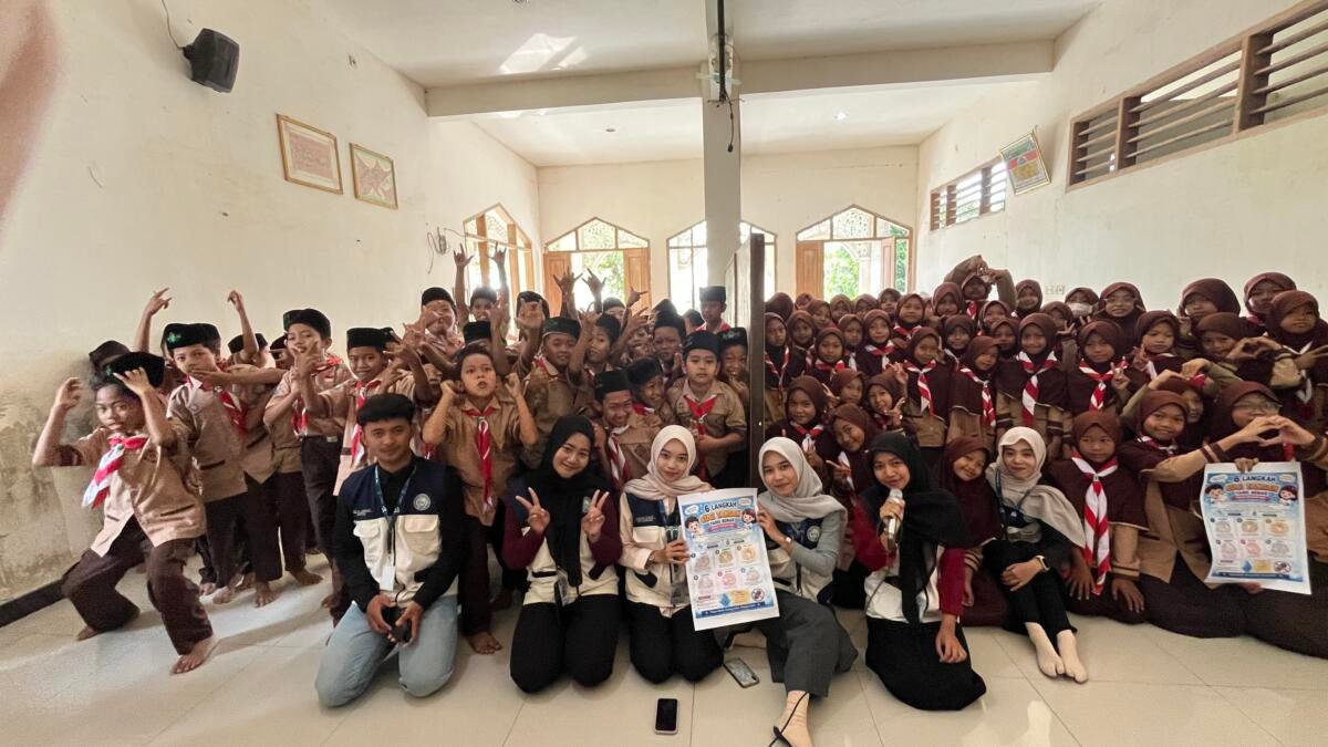KKN Umla Kelompok 24 Edukasi Enam Langkah Cuci Tangan kepada Siswa MI Darul Ulum