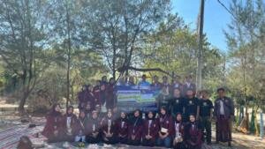 KKN Umla Tanam Cemara Udang di Pantai Joko Mursodo, Perkuat Mitigasi Bencana Pesisir