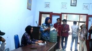 KKN UMM Kelompok 163 Edukasi POC Jakaba dan Pupuk Korin bagi Petani Pandanrejo