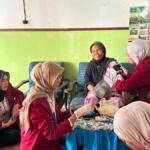 KKN UMM Sambangi Lansia Gedongboyountung: Cek Gula Darah dan Salurkan Bantuan Sembako