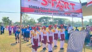 Kompak dan Kreatif, Peserta Gerak Jalan SD Muhammadiyah 1 Driyorejo Gresik Tampil Memukau dengan Kostum Tradisional