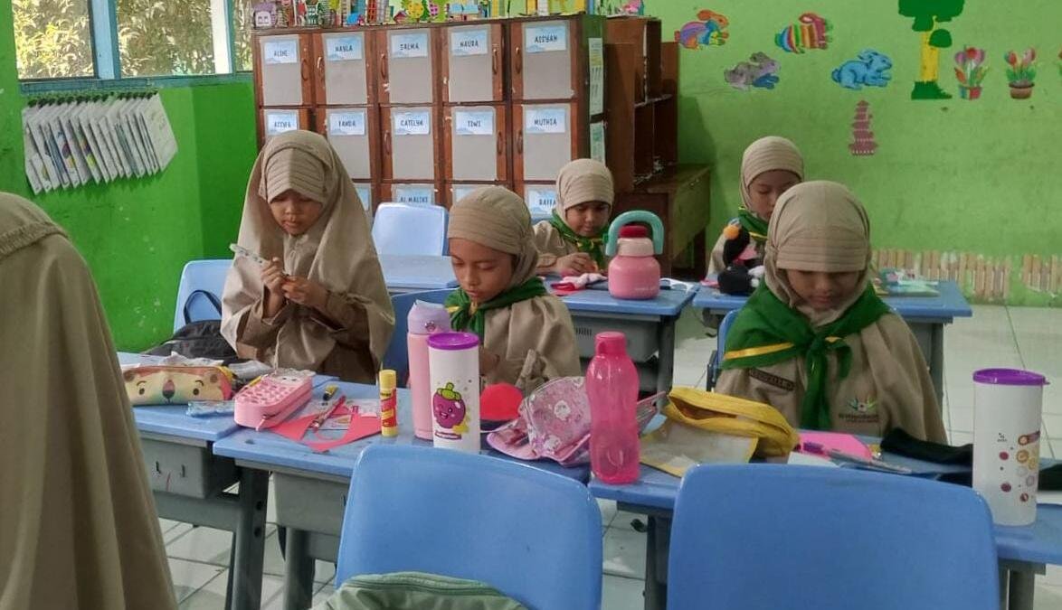 Imajinaksi di SD Mugres, Ubah Kaos Kaki Menjadi Teman Imajinasi
