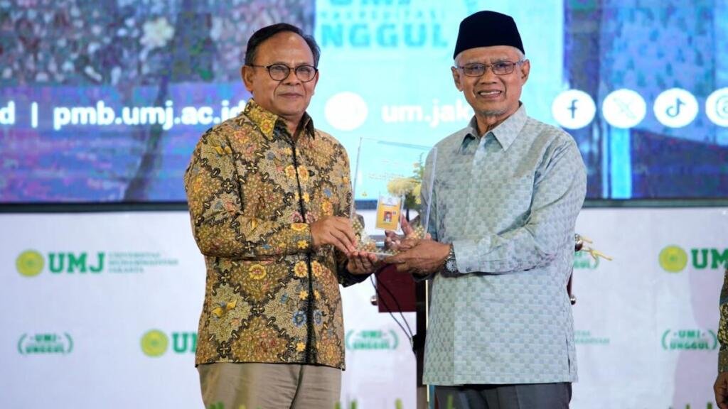 42 Tahun di Dunia Pers, Haedar Nashir Terima Kartu Wartawan Utama Khusus dari Dewan Pers