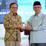42 Tahun di Dunia Pers, Haedar Nashir Terima Kartu Wartawan Utama Khusus dari Dewan Pers