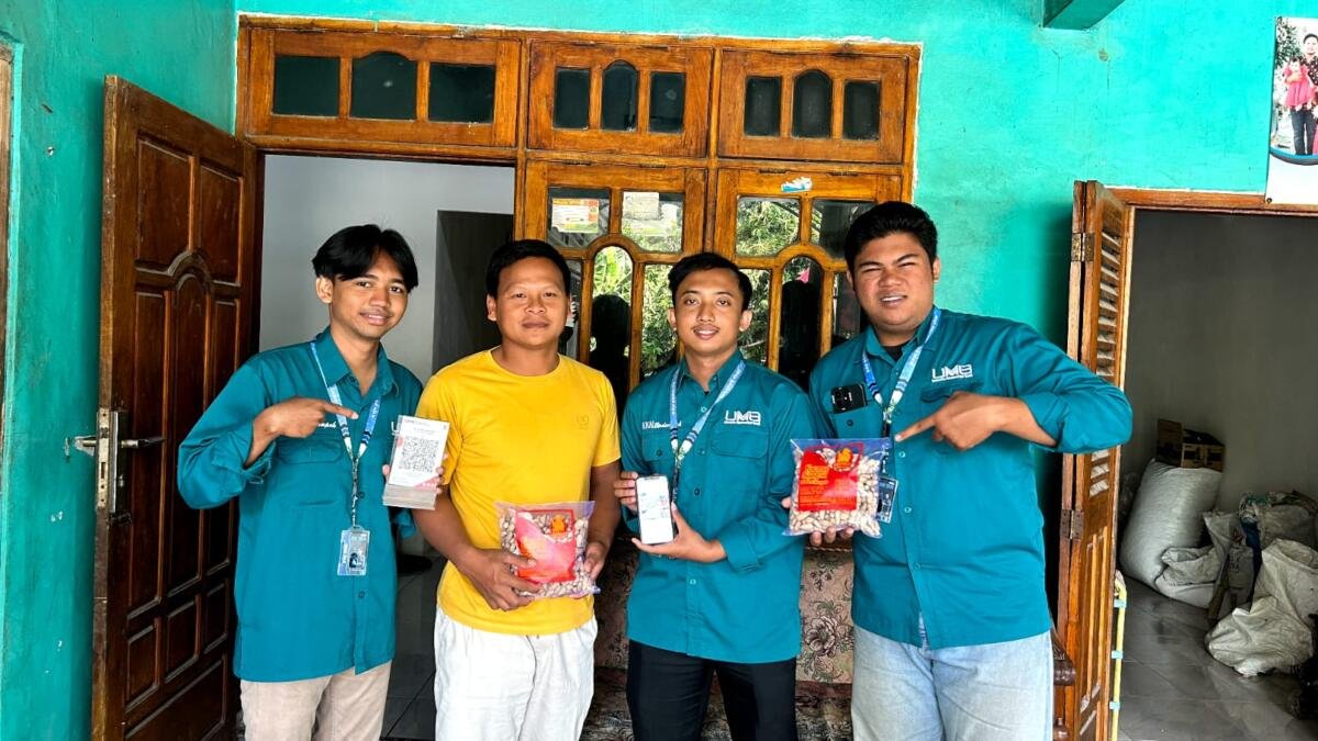 Mahasiswa KKN UMG Dampingi UMKM Desa Brayublandong Manfaatkan QRIS dan Google Maps