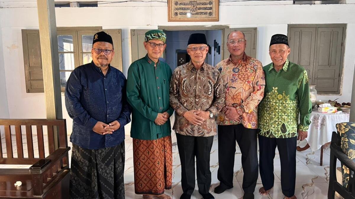 Sandal Kanan-Kiri Itu Bertemu di Jombang